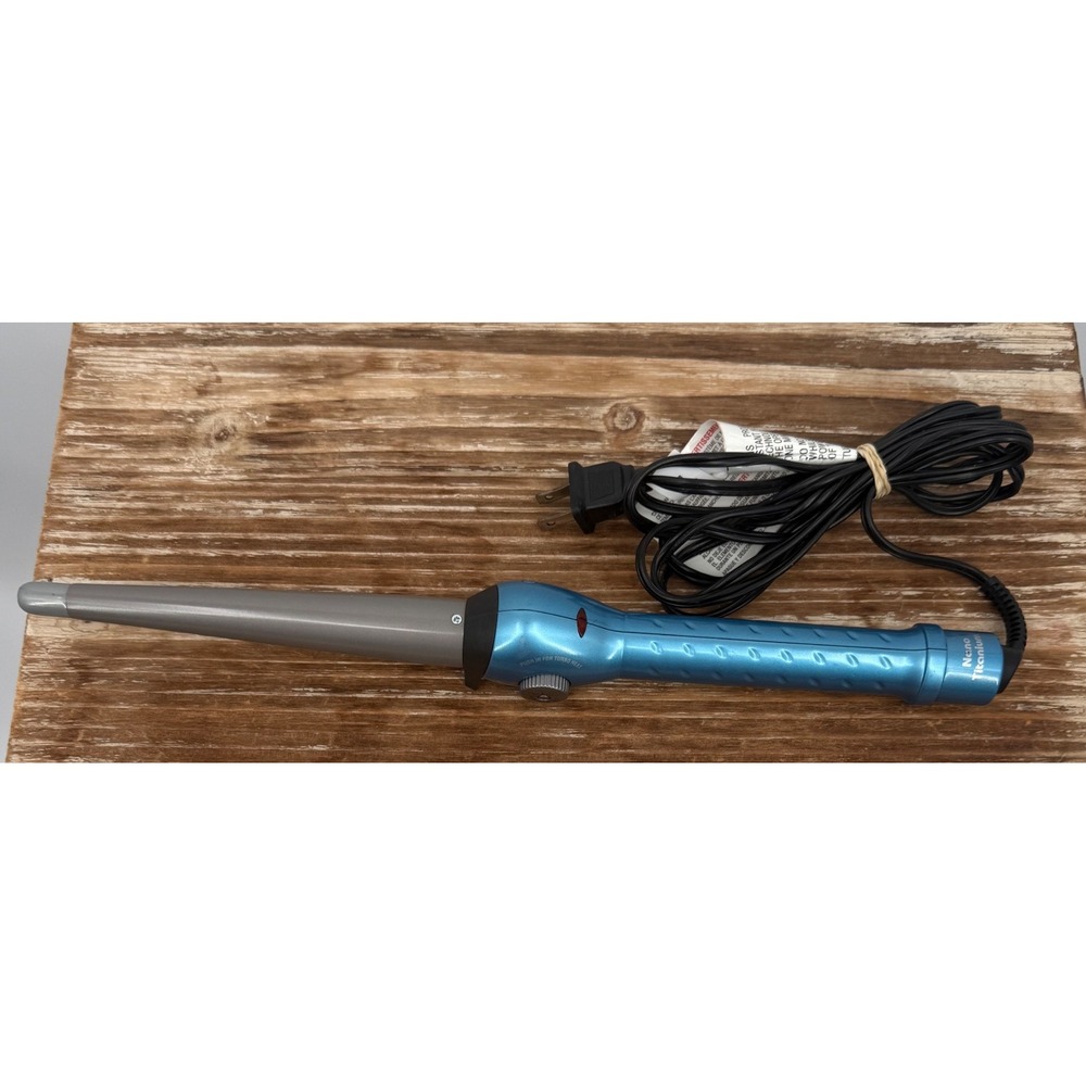BaByliss PRO Nano Titanium‎ Blue 3/4"-1 1/4" Taper Barrel Curling Wand